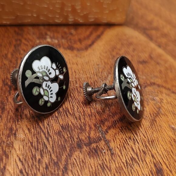 Vintage Japanese Cloisonne Enamel White Flowers Screw Back Earrings - Picture 8 of 8